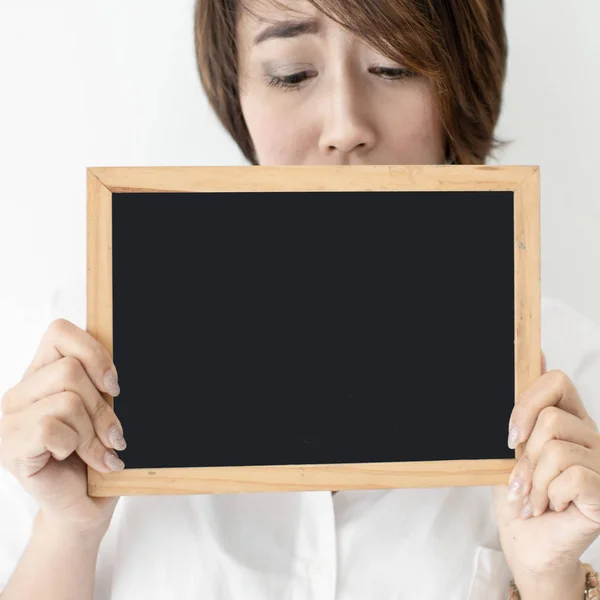 Bella Donna Possesso Lavagna Bianca Con Muro Bianco — Foto Stock