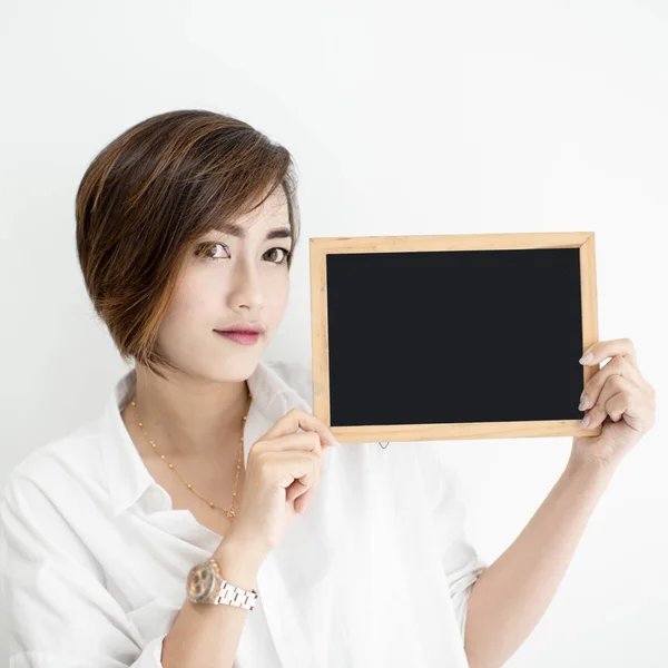 Schöne Frau Hält Leere Tafel Mit Weißer Wand — Stockfoto