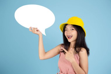 Sırtında beyaz konuşma balonu tutan gülümseyen Asyalı turist