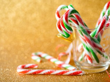 Noel şekerlemeleri gümüş renkli camlara yapışıyor..