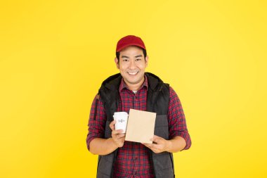 Teslimatçı paket servis için çeşitli kağıt konteynırlar taşıyor.