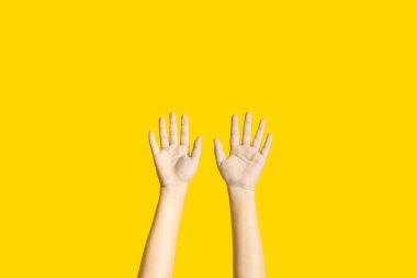 Sağ ve sol el sarı arka planda yardım istiyor..