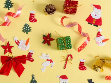 Sarı arkaplanda Noel nesneleri.