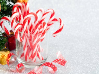 Noel şekerlemeleri gümüş renkli camlara yapışıyor..