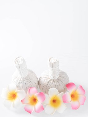 Bitkisel masaj topları ve beyaza izole edilmiş sarı çiçekler. Spa