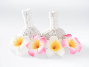 Bitkisel masaj topları ve beyaza izole edilmiş sarı çiçekler. Spa