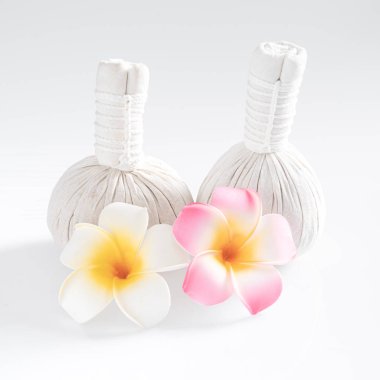 Bitkisel masaj topları ve beyaza izole edilmiş sarı çiçekler. Spa