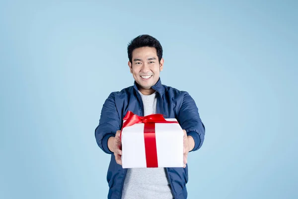 快乐的亚洲人，身穿蓝色夹克，头戴蓝色礼品盒 — 图库照片