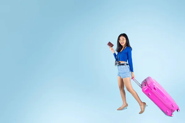 Ázsiai turista rózsaszín poggyász és a gazdaság útlevél kék bac — Stock Fotó