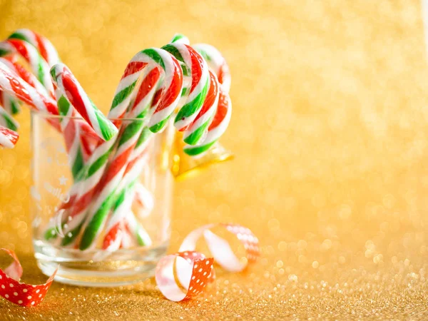 Natal doces varas em vidro com fundo bokeh prata . — Fotografia de Stock