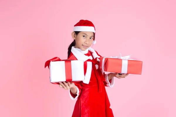 幸せなアジアの女の子でクリスマス衣装保持ギフトボックス上のピンクb — ストック写真