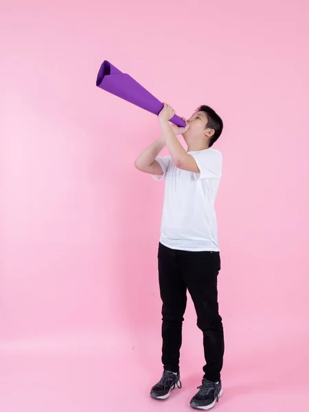 Ásia preteen menino usando roxo papel megafone no rosa backgroun — Fotografia de Stock