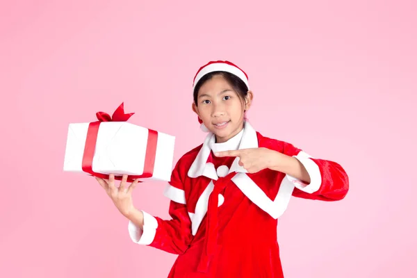 Szczęśliwy Azji dziewczyna w Boże Narodzenie kostium gospodarstwa pudełko na różowy b — Zdjęcie stockowe