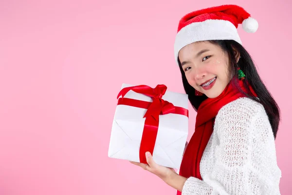 快乐的亚洲少女拿着粉色背景的礼品盒 — 图库照片
