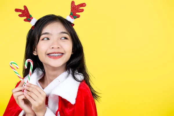 Azji nastolatek dziewczyna noszenie Santa Claus kostium gospodarstwa serca sh — Zdjęcie stockowe