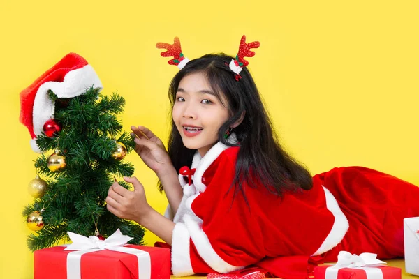 Azji nastolatek dziewczyna noszenie Santa Claus kostium leżący na podłodze w — Zdjęcie stockowe