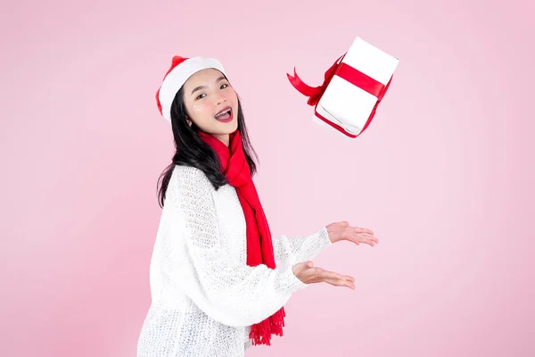 快乐的亚洲少女扔粉红相间的礼品盒, — 图库照片