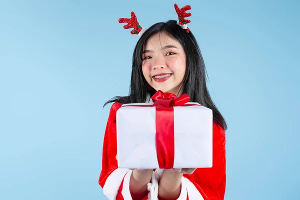 Szczęśliwy Azjata w stroju Świętego Mikołaja gospodarstwa pudełko prezentów o — Zdjęcie stockowe