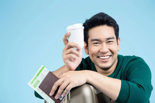 Šťastný asijský turista sedí a drží pryč kávu, passp — Stock fotografie