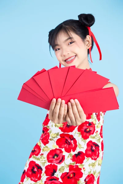 Aziatische vrouw draagt cheongsam traditionele rode jurk voor Chinese — Stockfoto