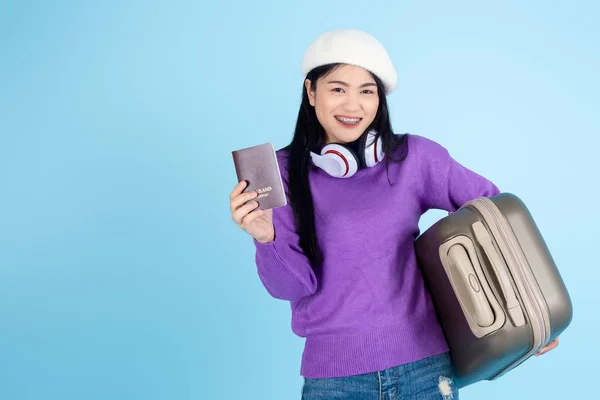 Ázsiai nő visel pulóvert cipelő poggyász mutatja útlevél b — Stock Fotó