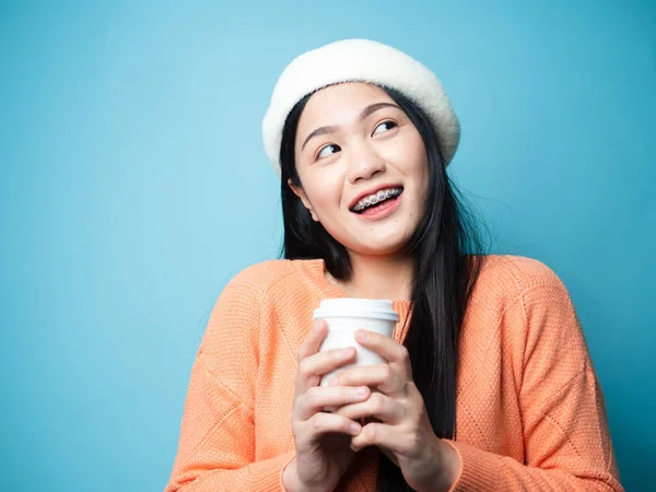 La feliz mujer asiática que lleva agua dulce y bebe café se quita —  Fotos de Stock
