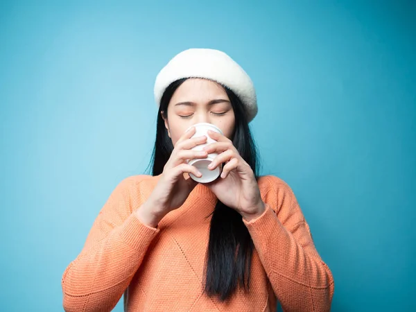 La feliz mujer asiática que lleva agua dulce y bebe café se quita — Foto de Stock