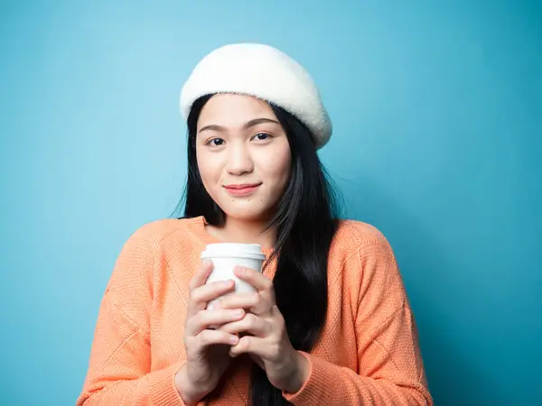 Bonne femme asiatique portant un chandail et buvant du café à emporter — Photo