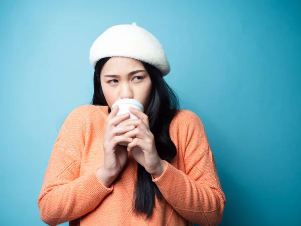 Gelukkig aziatische vrouw dragen trui en het drinken van koffie take away — Stockfoto