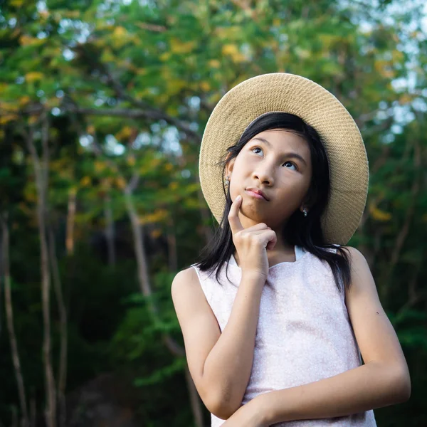 Chica asiática con sombrero de fondo de la naturaleza al aire libre, estilo de vida —  Fotos de Stock