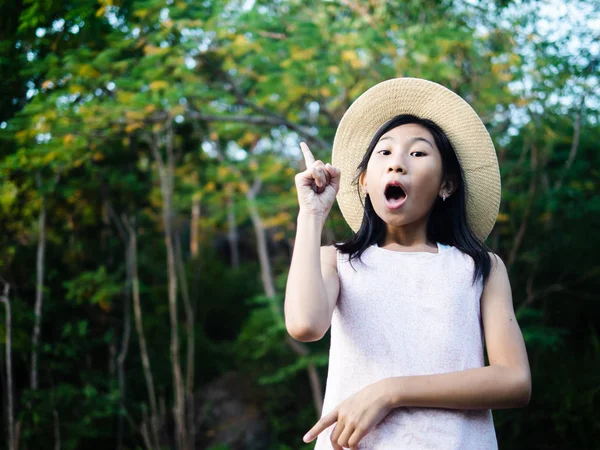 Jeune fille asiatique portant un chapeau avec un arrière-plan naturel extérieur, style de vie — Photo