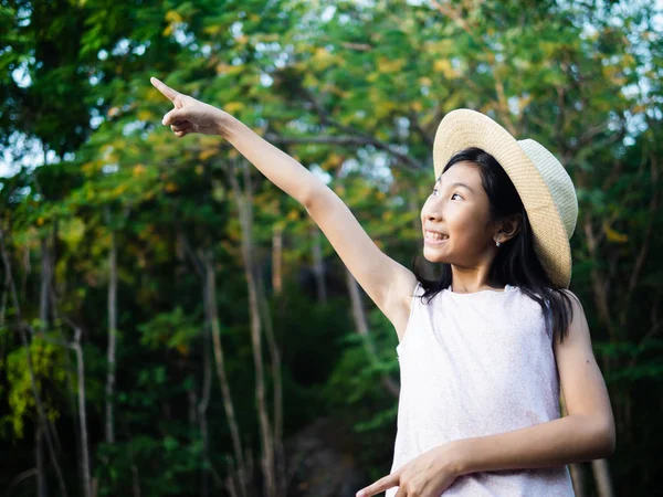 Ásia menina vestindo chapéu com natureza fundo ao ar livre estilo de vida — Fotografia de Stock