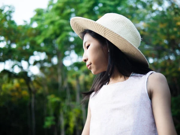 Asiatische Mädchen tragen Hut mit Naturhintergrund im Freien, Lebensstil — Stockfoto