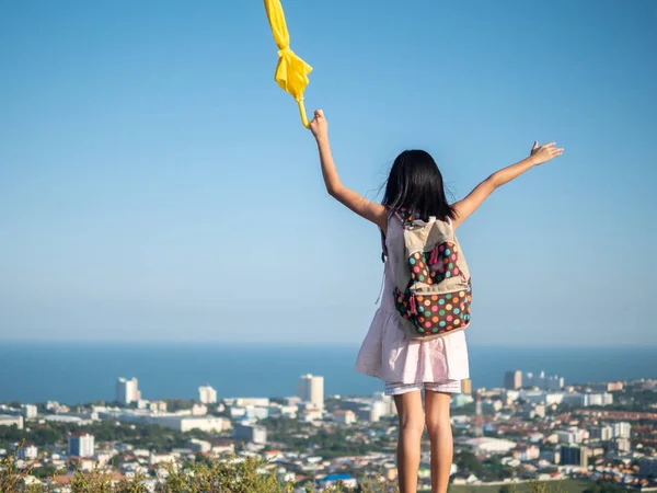 Ragazza con zaino in piedi sulla cima della vista della città, stile di vita c — Foto Stock