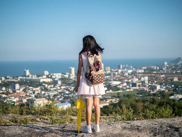 Ragazza con zaino in piedi sulla cima della vista della città, stile di vita c — Foto Stock