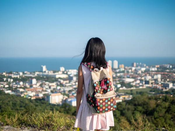 バックパックを街の景色の上に立っている女の子、ライフスタイルc — ストック写真