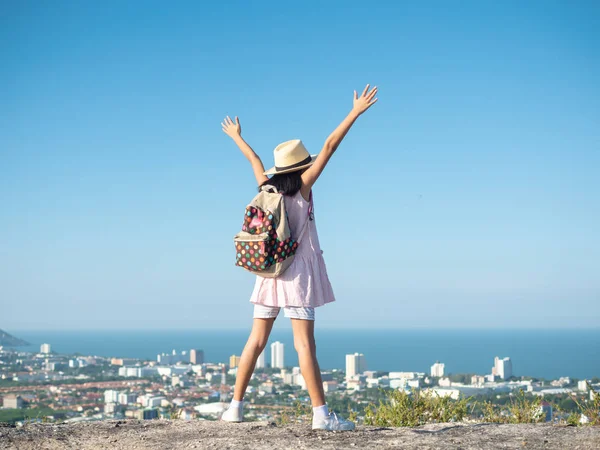 Back of girl raising hands on the top of city view, lifestyle co — ストック写真