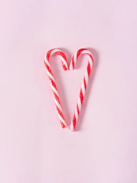 ハート形クリスマスキャンディピンクの背景にコピースペース. — ストック写真