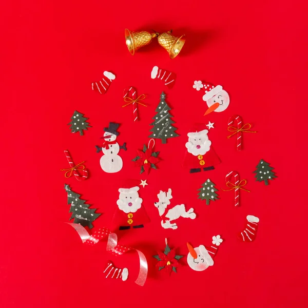 Objetos navideños expuestos en forma de burbuja sobre la retroalimentación roja —  Fotos de Stock