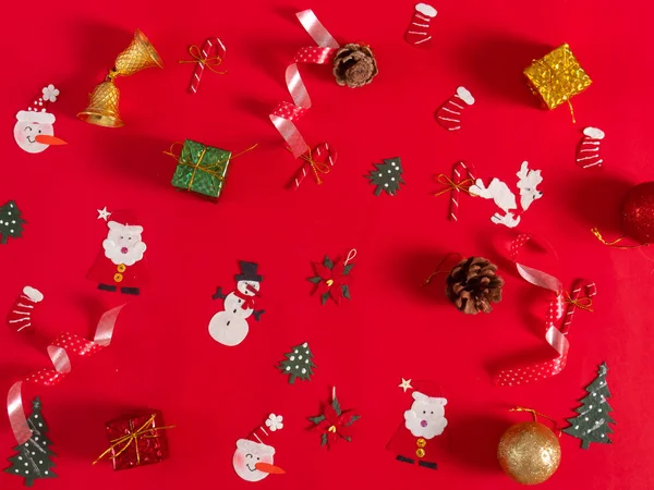Objetos navideños de fondo rojo. —  Fotos de Stock