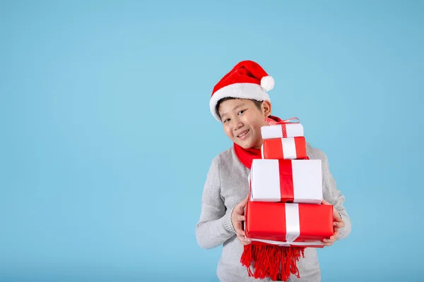 亚洲十几岁以下男孩持蓝色背景的礼品盒，New Yea — 图库照片
