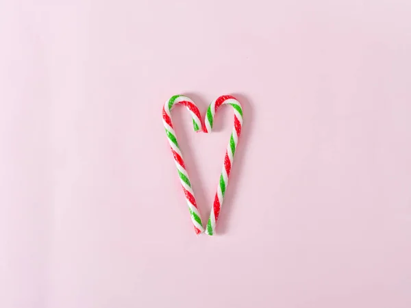 Coração forma doce de Natal no fundo rosa com espaço de cópia . — Fotografia de Stock