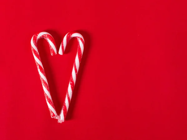 Coeur en forme Bonbons de Noël sur fond rouge avec espace de reproduction. — Photo