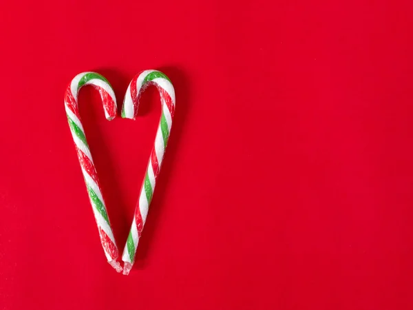 ハート形コピースペースと赤い背景にクリスマスキャンディ. — ストック写真