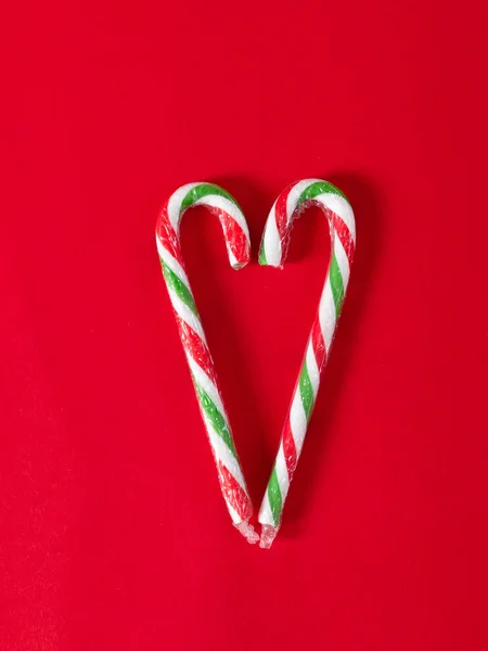El corazón forma el caramelo de Navidad en el fondo rojo con espacio de copia.. —  Fotos de Stock