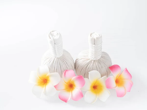 Bolas de massagem ervas e flores amarelas isoladas em branco. Spa a — Fotografia de Stock