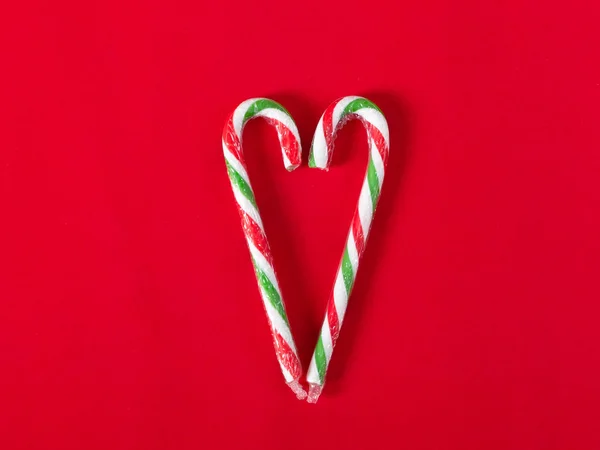Srdce tvar vánoční cukroví na červeném pozadí s kopírovacím prostorem. — Stock fotografie