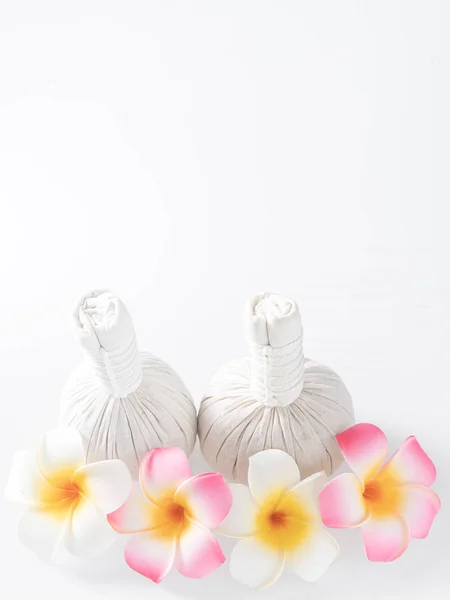 Boules de massage à base d'herbes et fleurs jaunes isolées sur blanc. Spas a — Photo