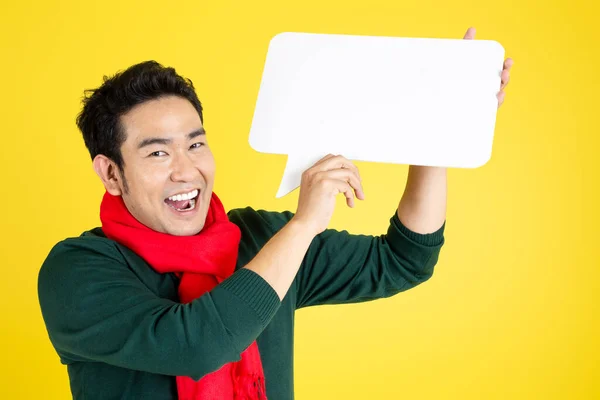 Ásia Homem Vestindo Suéter Segurando Branco Discurso Bolha Amarelo Fundo — Fotografia de Stock