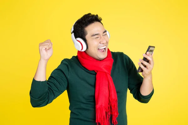 Hombre Asiático Feliz Usando Suéter Usando Auriculares Teléfono Inteligente Sobre — Foto de Stock